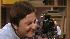 Kuva: Kamera, jalusta ja Juha Piekkanen. YLE kuvanauha 1981. 