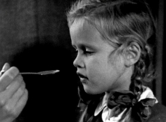 Kuva: Pikkutyt�lle annetaan lusikalla kalanmaksa�ljy� (1941). Aho & Soldan / YLE.