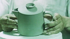 Kuva: Kaj Franck viimeistelee keramiikkakannua. Yle kuvanauha. 1960.