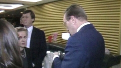 Kuva: P��ministeri Harri Holkeri juo kahvia pettyneiden toimittajien keskell� (1990). Yle kuvanauha.