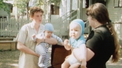 Kuva: �idit lapsineen Puu-Vallilassa 1982. Kuva: YLE kuvanauha