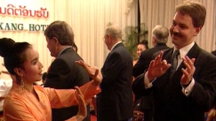 Kuva: Pekka Haavisto tanssii kansantansseja Laosissa 1997. YLE kuvanauha.