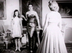 Kuva: Tabe Slioor ja tytt�rens� Aulikki mannekiineina (1956). YLE kuvanauha.