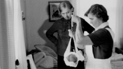 Kuva: K�til� Alli Mononen punnitsee vauvan kotik�ynnill� (1967). YLE kuvanauha.