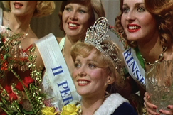 Kuva: Armi Aavikko perintöprinsessoineen Miss Suomi -finaalissa vuonna 1977. YLE kuvanauha/Lii-filmi. Kuva: Armi Aavikko perintöprinsessoineen Miss Suomi -finaalissa vuonna 1977. YLE kuvanauha/Lii-filmi.