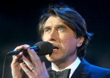 Bryan Ferry - mirri kaulassa jo vuodesta -72. (kuva: EPA)