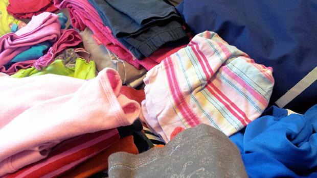 Lastenvaatteiden kierrätyksen kultaiset ohjeet. Kuva: Yle Olotila, Anni Alatalo. Lastenvaatteiden kierrätyksen kultaiset ohjeet. Kuva: Yle Olotila, Anni Alatalo.