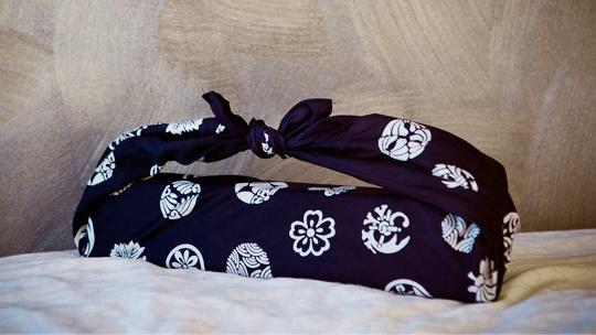 Furoshiki-taitteluohjeet. Kuva: Vesa Metsätähti. Furoshiki-taitteluohjeet. Kuva: Vesa Metsätähti.
