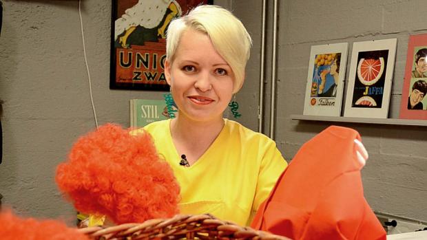 Mitä Aija Rouhiainen tuunaa peruukeista ja keräysliiveistä? Kuva: Jenny Huttunen