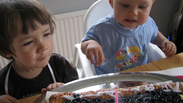 Lapsen ruokailu voi olla hankalaa. Kuva: Viivi Lehtonen Lapsen ruokailu voi olla hankalaa. Kuva: Viivi Lehtonen