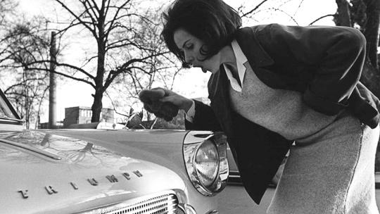 Auton keväthuolto kotikonstein. Laila Halme kiillottaa autoa v. 1964. Kuva: Kalle Kultala Auton keväthuolto kotikonstein. Laila Halme kiillottaa autoa v. 1964. Kuva: Kall