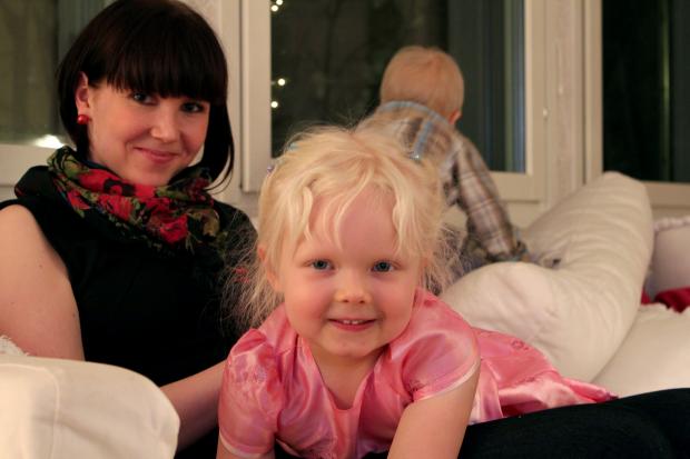 Paula Ranne on odotettu vieras kummityttönsä Jaden syntymäpäivillä. Kuva: Linda Lappalainen.
