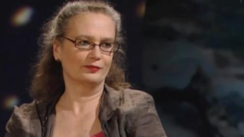 Kulttuuritoimittaja Pia Ingström Voimala-ohjelmassa kertomassa teoksestaan Äitiä ikävä. Kuva: YLE Kulttuuritoimittaja Pia Ingström Voimala-ohjelmassa kertomassa teoksestaan Äitiä ikävä. Kuva: YLE