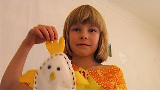 Ronja, paita ja tipu. Kuva: Anna Tulusto Ronja, paita ja tipu. Kuva: Anna Tulusto
