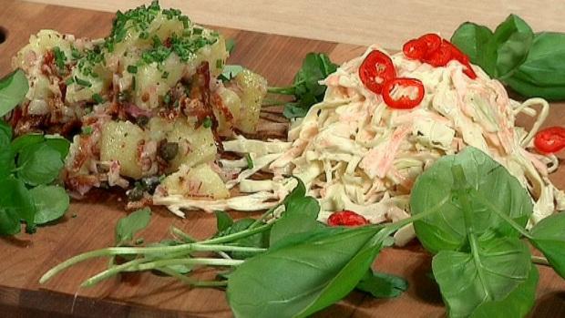 Grilliruoan seuraksi: saksalainen perunasalaatti ja amerikkalainen Cole Slaw. Kuva: Yle Grilliruoan seuraksi: perunasalaatti ja Cole Slaw. Kuva: Yle