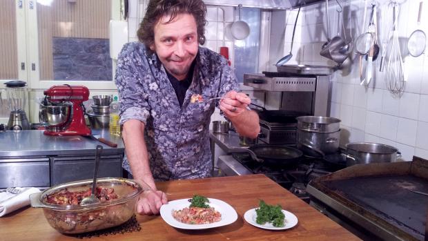 Voita ja Sokeria -resepti: Ilari Johanssonin moussakaa fiilispohjalta. Kuva: Yle Voita ja Sokeria -resepti: Ilari Johanssonin moussakaa fiilispohjalta. Kuva: Yle