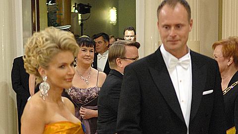 Kansanedustaja Tanja Karpela ja puolisonsa Janne Erjola Linnan juhlissa 2008. Kuva: Touko Yrttimaa / YLE Kansanedustaja Tanja Karpela ja puolisonsa Janne Erjola Linnan juhlissa 2008. Kuva: Touko Yrttimaa / YLE