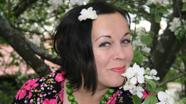 Äiti salasi Pauliinalta isän. Kuva: Pauliina Hukkanen Omenapuun kukat tuovat aina Pauliina Hukkasen mieleen edesmenneen äidin. Kuva: P