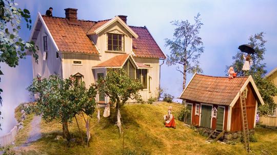 Junibackenin satumaailma. Satujuna vie Marikin luokse Kesäkumpuun. Kuva: junibacken.se Junibackenin satumaailma. Satujuna vie Kesäkumpuun. Kuva: junibacken.se