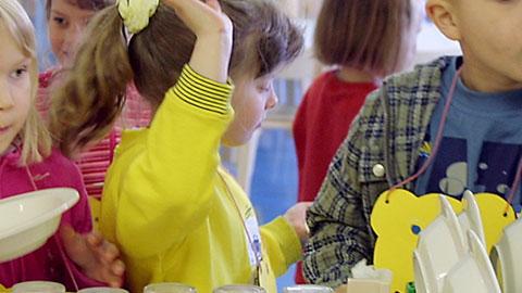 Apua kouluikäisen kasteluun. Kuva: Mika Kanerva, YLE Kuvapalvelu Apua kouluikäisen kasteluun. Kuva: Mika Kanerva, YLE Kuvapalvelu