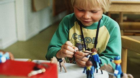 Lapsen leikkiä voi tukea. Kuva: Juuso Juntunen, YLE Kuvapalvelu Lapsen leikkiä voi tukea. Kuva: Juuso Juntunen, YLE Kuvapalvelu