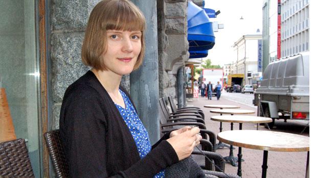 Liisa Hietanen tekee veistoksia virkkaamalla Kuva:Sari Valto Liisa Hietanen tekee veistoksia virkkaamalla Kuva:Sari Valto