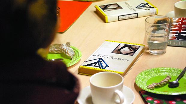 Lukupiiri on intohimoinen hengähdystauko. Kuva: Anni Alatalo, yle Olotila. Lukupiiri on intohimoinen hengähdystauko. Kuva: Anni Alatalo, yle Olotila.