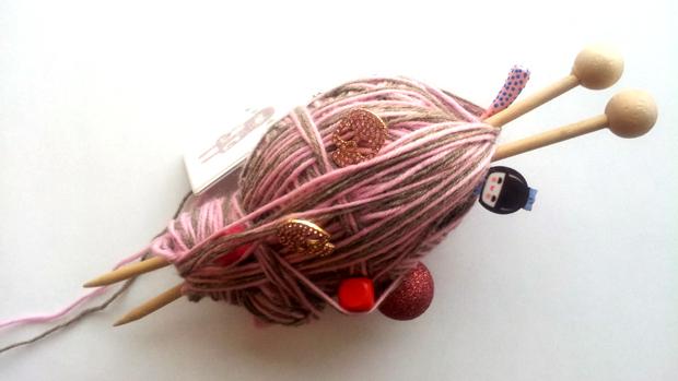Magic Yarn Ball on hauska lahjavinkki neulovalle ystävälle. Kuva: Anni Alatalo, 
