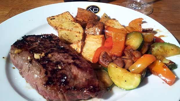 Voita ja Sokeria -resepti: Sami Saari - Isän marinadilla maustetut häränpihvit ja teriyakivihanneksia Voita ja Sokeria -resepti: Sami Saari - Isän marinadilla maustetut häränpihvit j