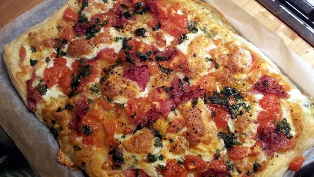 Kanasalaatti ja tomaatti-mozzarellapiirakka. Kuva: Yle Olotila, Anni Alatalo. Kanasalaatti ja tomaatti-mozzarellapiirakka. Kuva: Yle Olotila, Anni Alatalo.