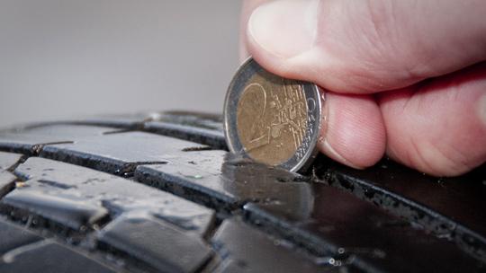 Opi tutkimaan käytetyn auton renkaat. Kuva: Autonrengasliitto ry Opi tutkimaan käytetyn auton renkaat. Kuva: Autonrengasliitto ry