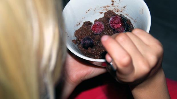 Päivän puuro: Suklaamanna. Kuva: Anni Alatalo, Yle Olotila. Päivän puuro: Suklaamanna. Kuva: Anni Alatalo, Yle Olotila.