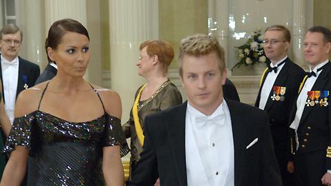 F1-maailmanmestari Kimi Räikkönen ja puolisonsa Jenni Dahlman-Räikkönen. Kuva: Touko Yrttimaa / YLE F1-maailmanmestari Kimi Räikkönen ja puolisonsa Jenni Dahlman-Räikkönen. Kuva: Touko Yrttimaa / YLE