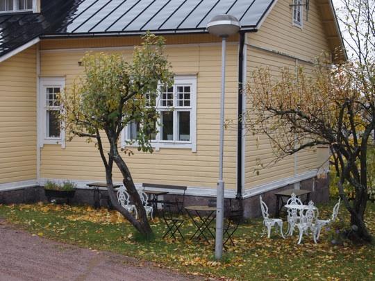 Syksyinen piha, Fredrikan Lähde, Porvoo. Kuva: Viivi Lehtonen