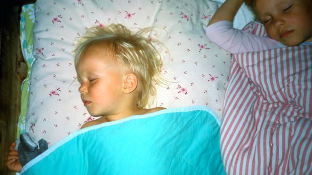Vanhemmat vaalivat unta. Kuva: Juha-Pekkas Inkinen, Yle.