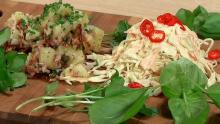 Grilliruoan seuraksi: perunasalaatti ja Cole Slaw. Kuva: Yle
