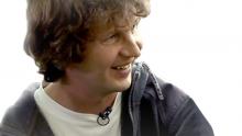 Marko Pesu vastaa huonekasvikysymyksiin Puutarhaunelmissa. Kuva: Filmiteollisuus