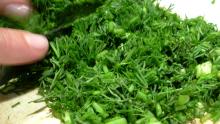 Tillipesto-perunasalaattia ja ilmakuivattuun kinkkuun käärittyä lohta.