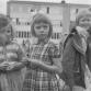 Tyttöjä välitunnilla koulun pihalla. Kalle Kultala, 1950-luku.