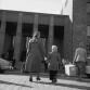 Äiti ja lapsi suojatiellä rautatieaseman edessä. Kalle Kultala, 1953