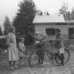 Äiti ja lapset rakenteilla olevan talon pihalla. Kalle Kultala, 1962