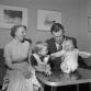 Vanhemmat ja lapset olohuoneessa. Äiti, isä ja kaksi lasta. Kalle Kultala, 1950-