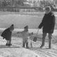 Elämää lähiössä. Äiti ja lapset ulkoilemassa. Kalle Kultala, 1960-luku.