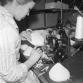 Nainen ompelee rintaliivejä. Kuva: LF-Foto/Esko Manninen, 1960-luku.