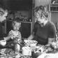 Tavallinen ruokahetki vuonna 1975. Kuva: Pertti Arkila, YLE Kuvapalvelu