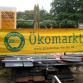 Ökomarkt-lippu viritetään leikkipuiston aitaan joka torstai