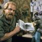 Lastenohjelmien toimittaja Pekka Salo ja Ransu 1990-luvulla. Kuva: Antero Tenuhunen, YLE Kuvapalvelu.