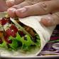 Valmis tortilla kääräistään rullalle.