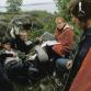 Pekka Salo (Eno-Elmeri), Pertti Nättilä (Ransu), tuntematon henkilö (norppa) ja ohjaaja Olli Löytönen työssään  v. 1980. Kuva: Antero Tenhunen, YLE Kuvapalvelu.