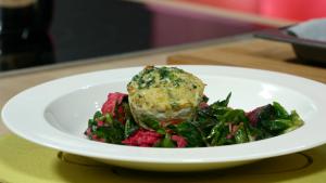 Resepti:  Haukimuffinit ja raitajuuri-vuonankaalisalaatti. Kuva: Aamu-tv, Yle